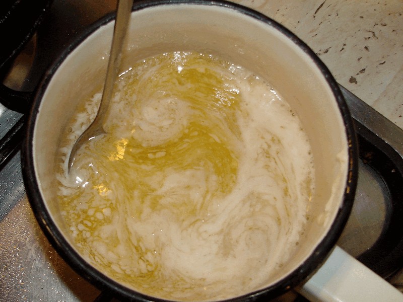 Растопить на медленном огне масло и добавить патоку или мед