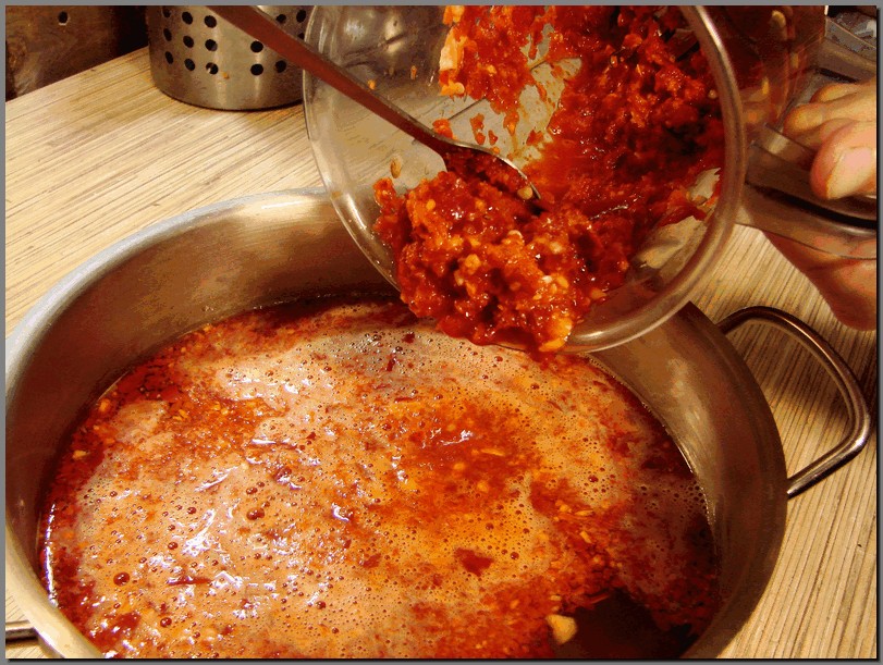 Закипевший кисло-сладкий соус варить на среднем огне 7-10 минут