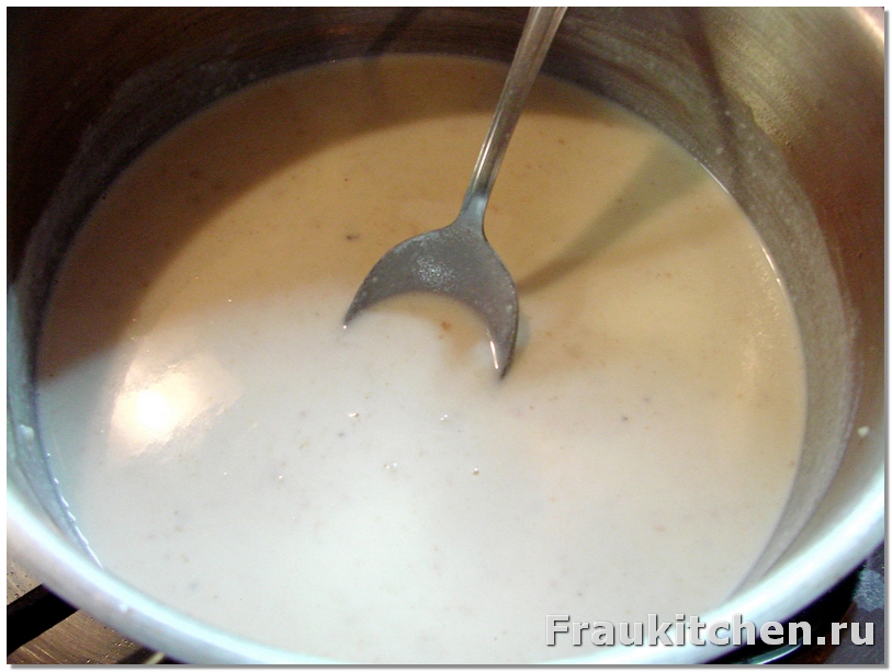 Вливать молоко и добавить мускатный орех