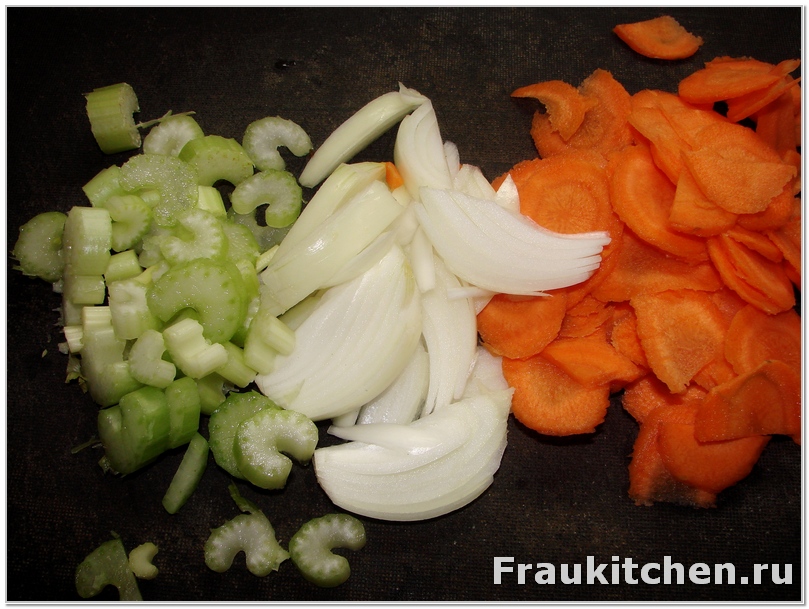 Нарезать сельдерей и морковь кружочками, лук -полукольцами