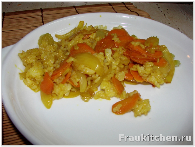 Гарнир из разноцветных овощей и оранжевого риса