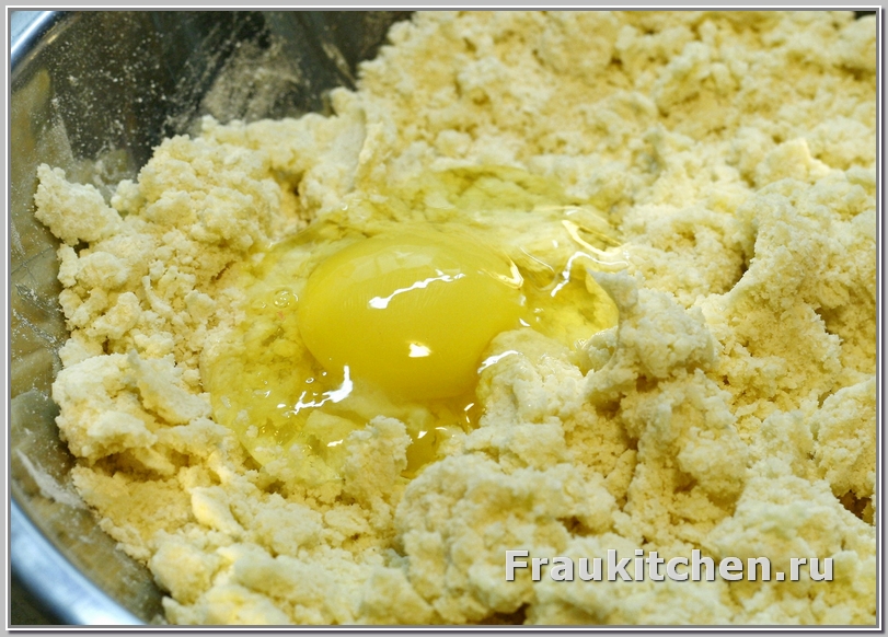 Разбить яйцо в тесто
