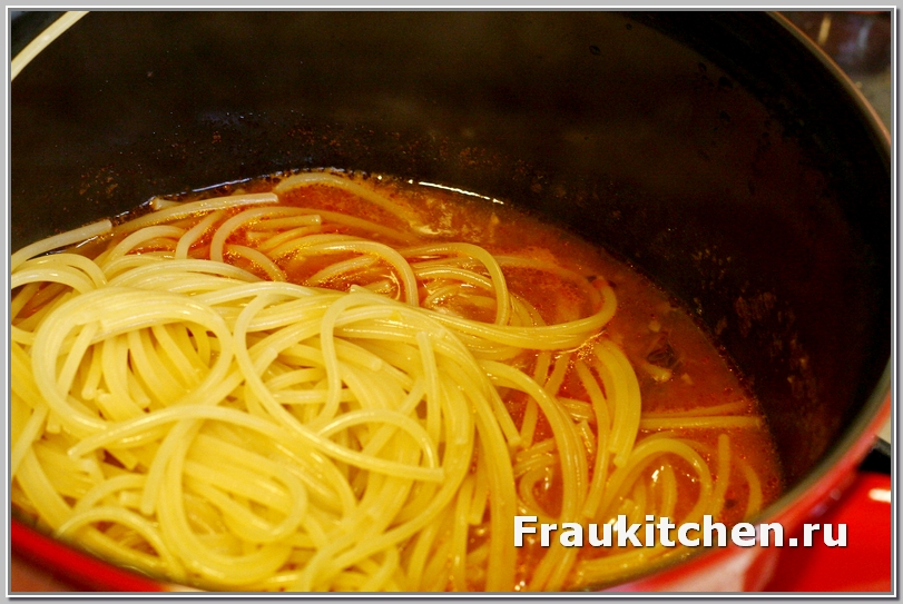 Спагетти пропитываются соусом