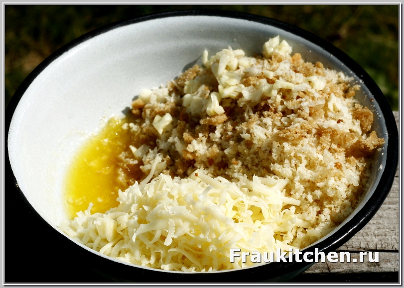 Смнесь масла, сыра и хлебных крошек для корочки на запеченных макаронах