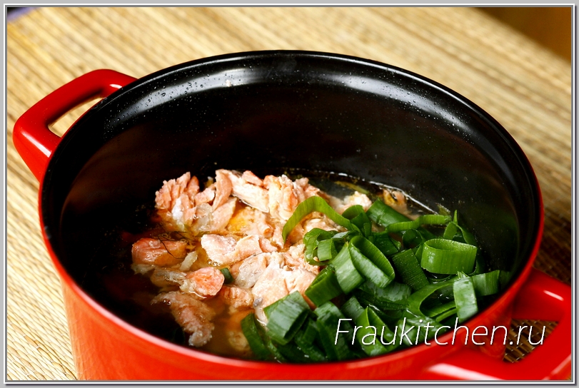 В суп добавляется уже готовая рыба и зеленый лук. Варить их уже не надо