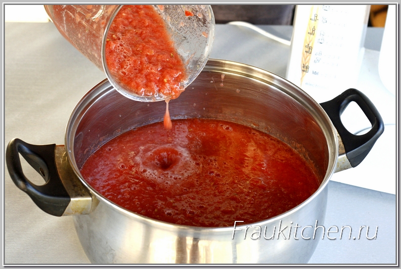 Чем шире кастрюля, тем томатное пюре быстрее уварится