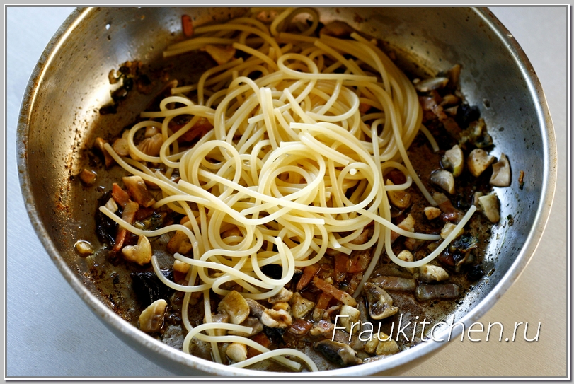 Процесс приготовления спагетти с беконом и шампиньонами  быстрый и непрерывный