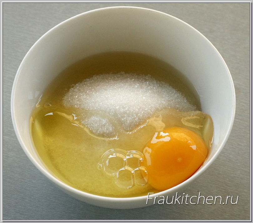 Яйца в сметанной заливке помогут схватиться ягодной начинке