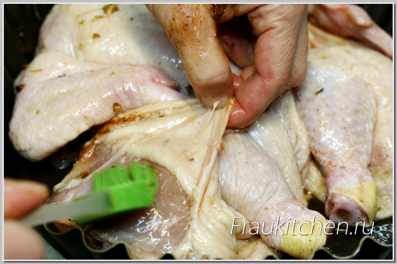 Наносим ароматное масло прямо на мясо курицы